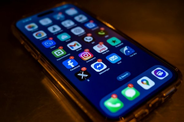 Comment configurer un système de stockage en réseau (NAS) avec des disques durs en RAID 6 pour une sécurité accrue ?